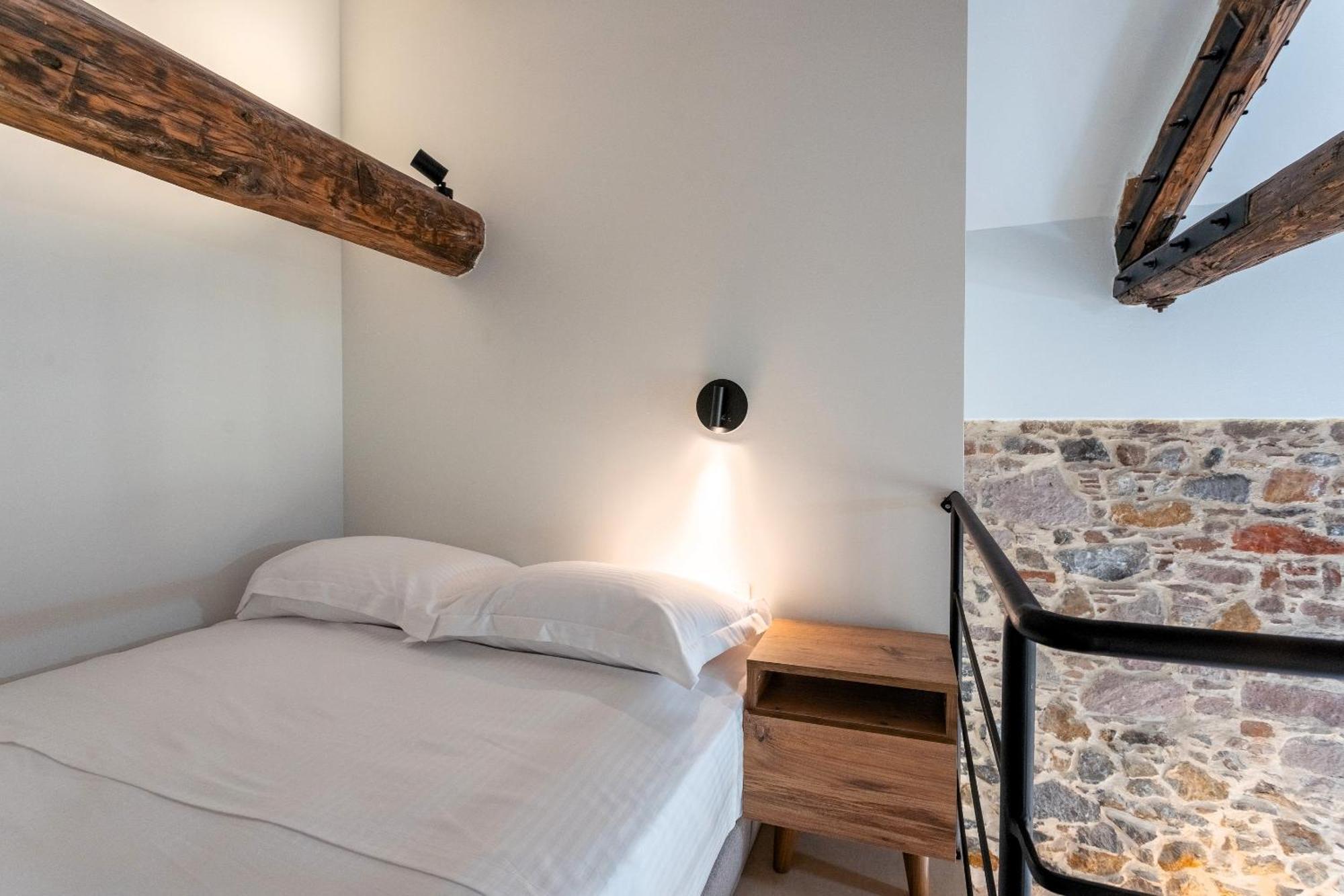 Issa Lesvos Hostel Mytilene Exterior photo