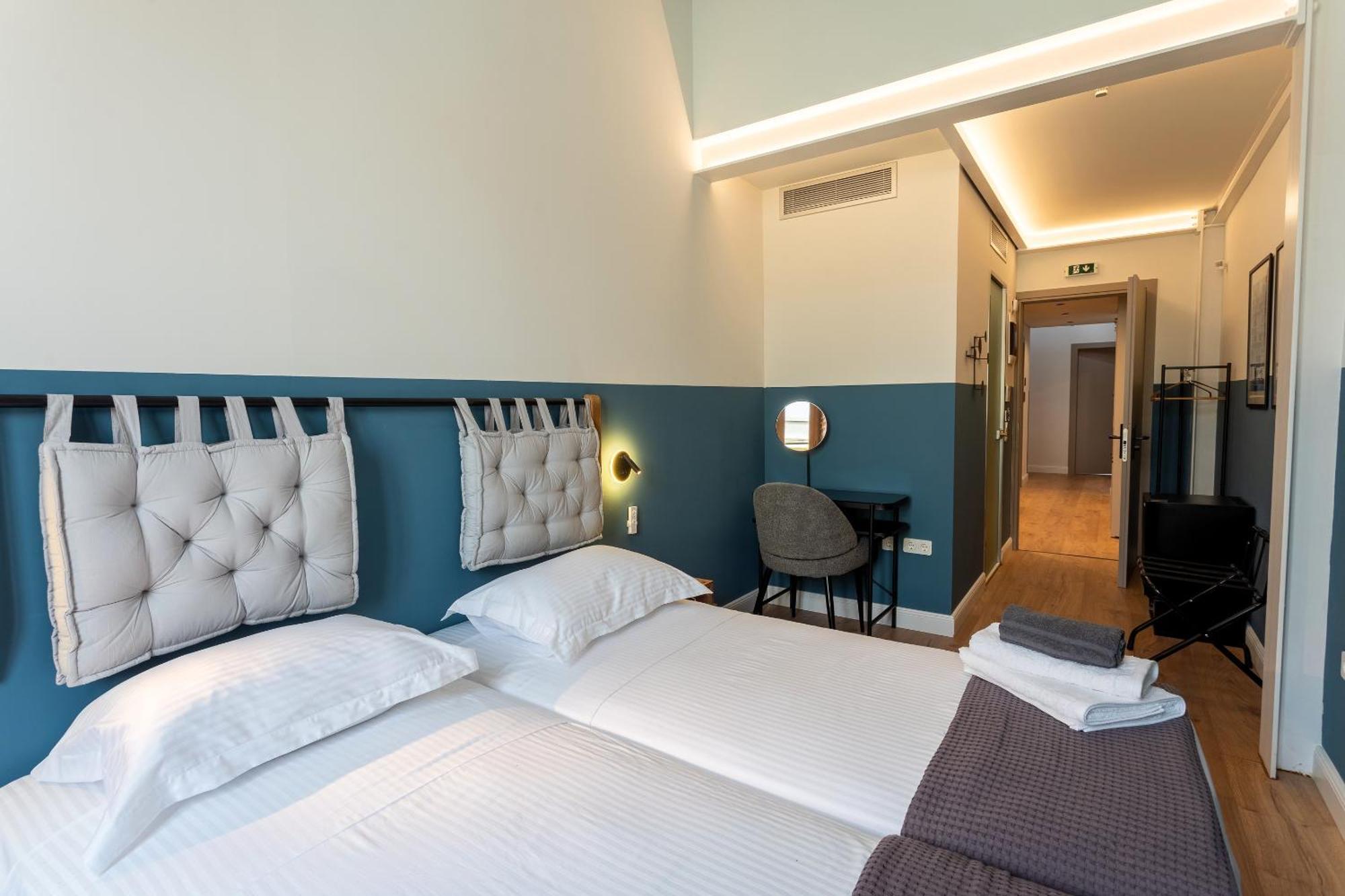 Issa Lesvos Hostel Mytilene Exterior photo