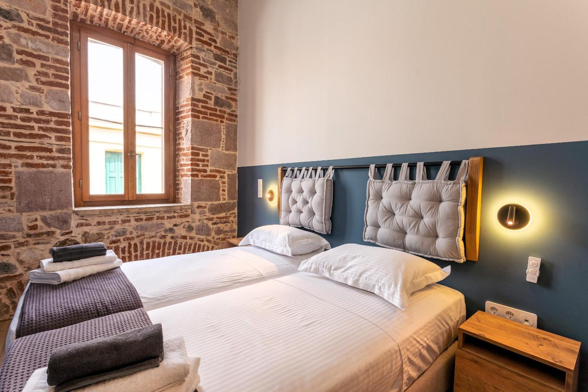 Issa Lesvos Hostel Mytilene Exterior photo